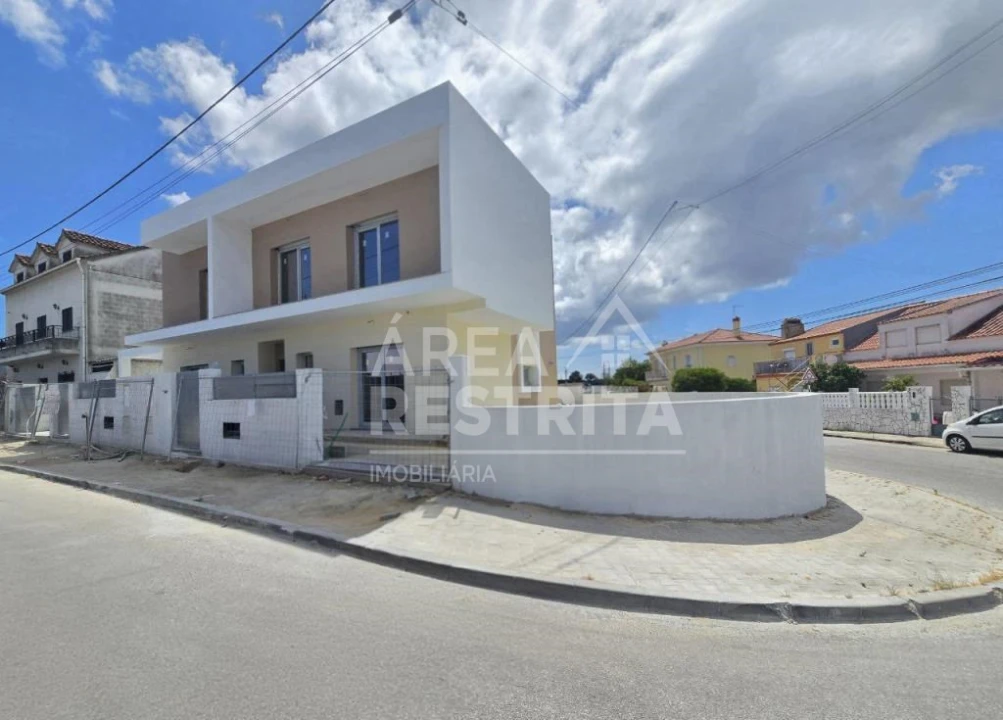 Moradia T4 para Venda em Fernao Ferro Foto 1