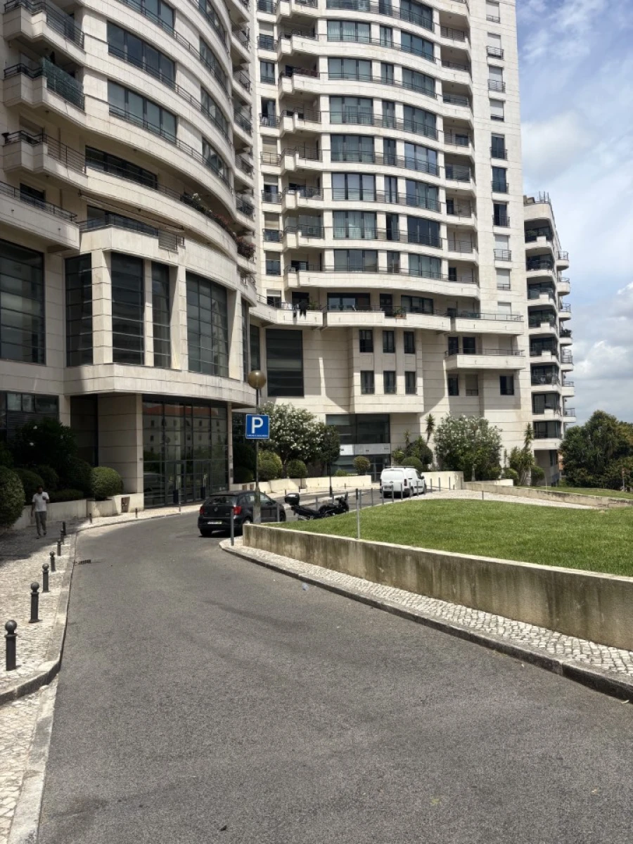 Apartamento T1 para Venda em Campolide Foto 26