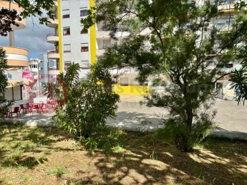 Negócio para Cedência de Quotas em Laranjeiro e Feijó