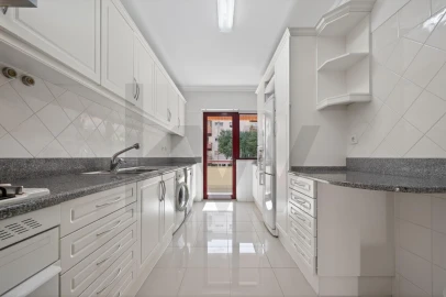 Apartamento T3 para Venda em Oeiras e São Julião da Barra, Paço de Arcos e Caxias