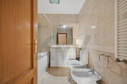 Apartamento T3 para Venda em Oeiras e São Julião da Barra, Paço de Arcos e Caxias