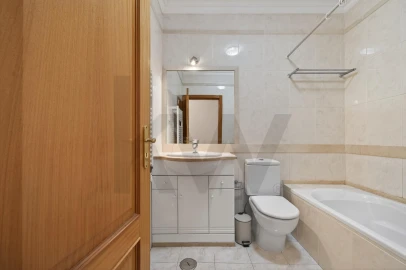 Apartamento T3 para Venda em Oeiras e São Julião da Barra, Paço de Arcos e Caxias