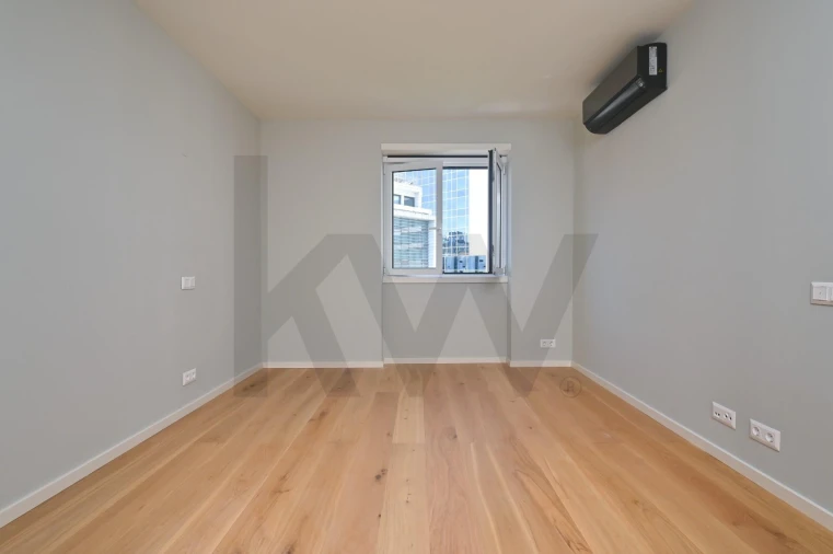 Apartamento T3 para Arrendamento em Santo António Foto 23