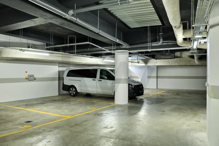 Apartamento T3 para Arrendamento em Santo António Foto 35