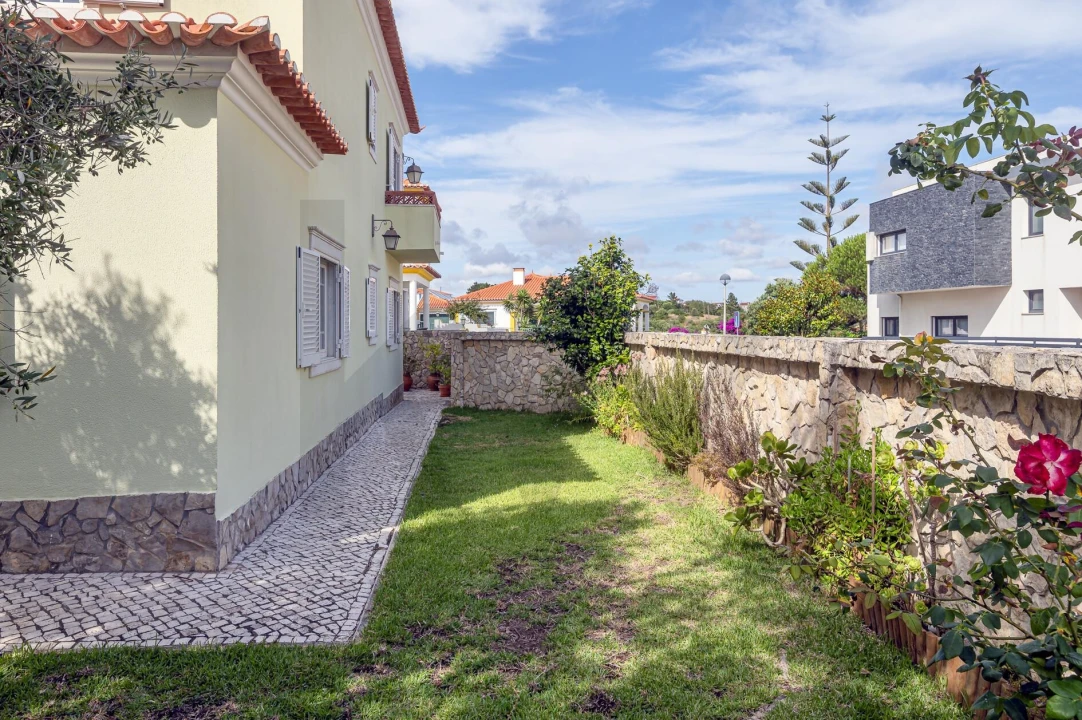 Moradia T4 para Venda em Carvoeira Foto 8