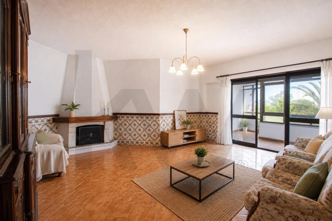 Apartamento T3 para Venda em Charneca de Caparica e Sobreda Foto 1