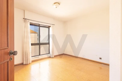 Apartamento T3 para Venda em Charneca de Caparica e Sobreda