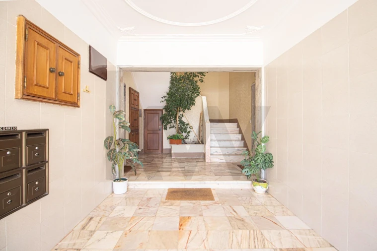 Apartamento T3 para Venda em Charneca de Caparica e Sobreda Foto 23