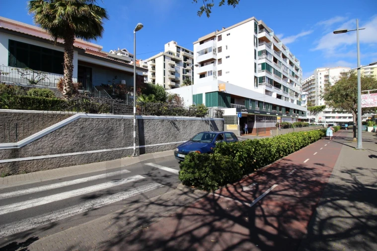 Apartamento T1 para Arrendamento em São Martinho Foto 8