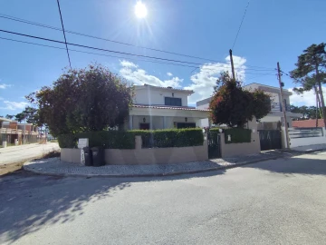 Moradia T3 para Venda em Charneca de Caparica e Sobreda