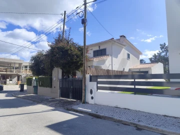 Moradia T3 para Venda em Charneca de Caparica e Sobreda