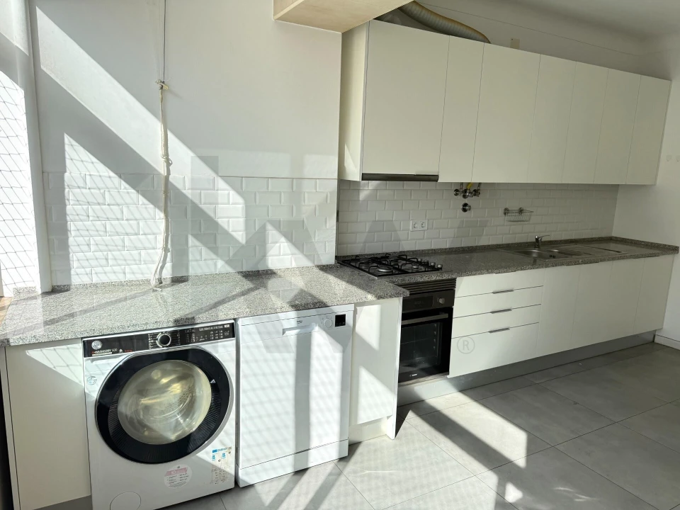 Apartamento T4 para Arrendamento em Avenidas Novas Foto 3