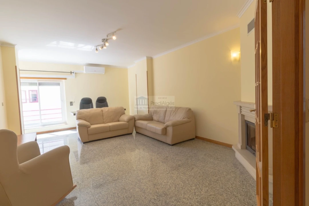Apartamento T2 para Arrendamento em Algés, Linda-A-Velha e Cruz Quebrada-Dafundo Foto 1