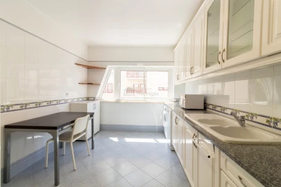 Apartamento T2 para Arrendamento em Algés, Linda-A-Velha e Cruz Quebrada-Dafundo