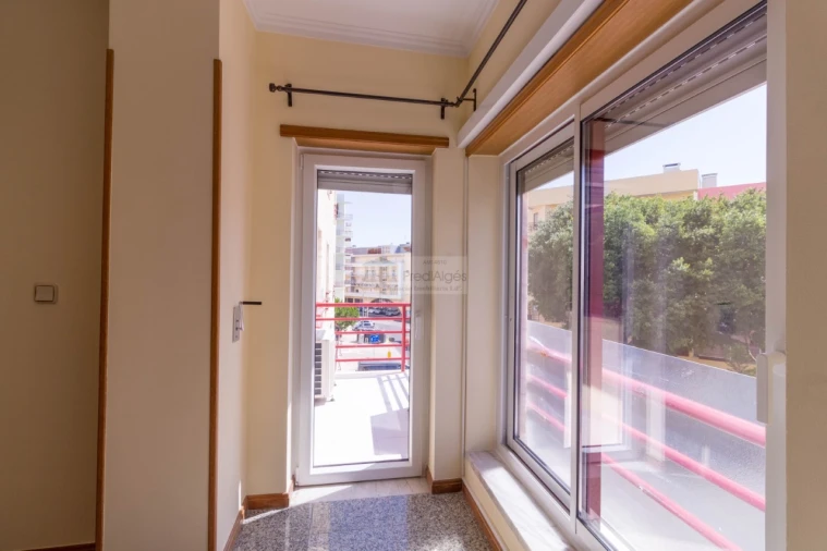 Apartamento T2 para Arrendamento em Algés, Linda-A-Velha e Cruz Quebrada-Dafundo Foto 3