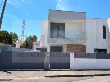 Moradia T4 para Venda em Fernao Ferro
