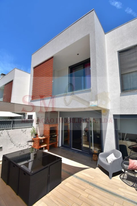 Moradia T4 para Venda em Fernao Ferro