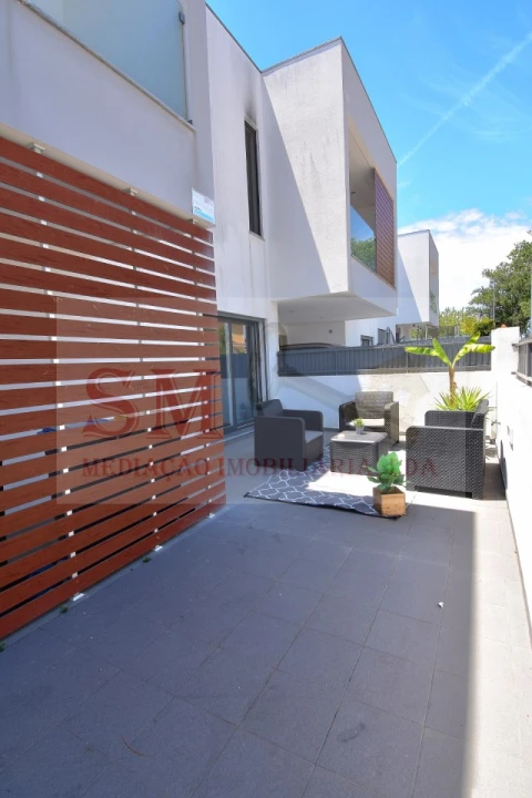 Moradia T4 para Venda em Fernao Ferro