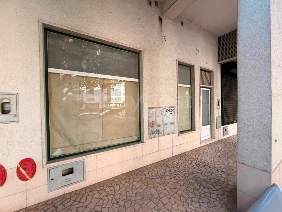 Loja para Venda em Setubal (São Sebastião) Foto 1