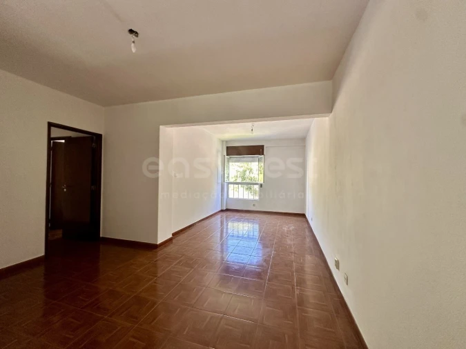 Apartamento T2 para Venda em Campolide Foto 3
