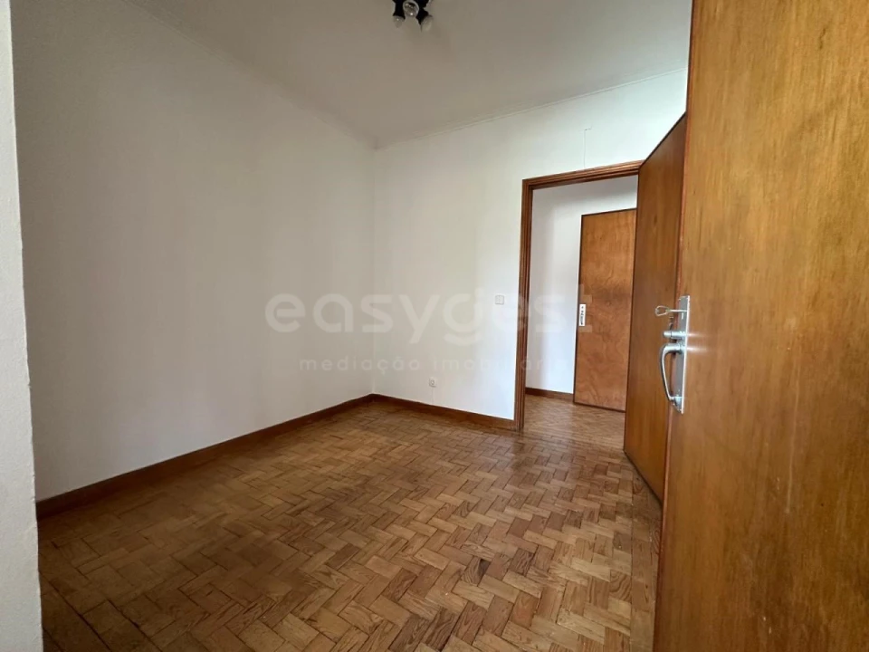 Apartamento T4 para Venda em Santo Antonio dos Olivais Foto 12