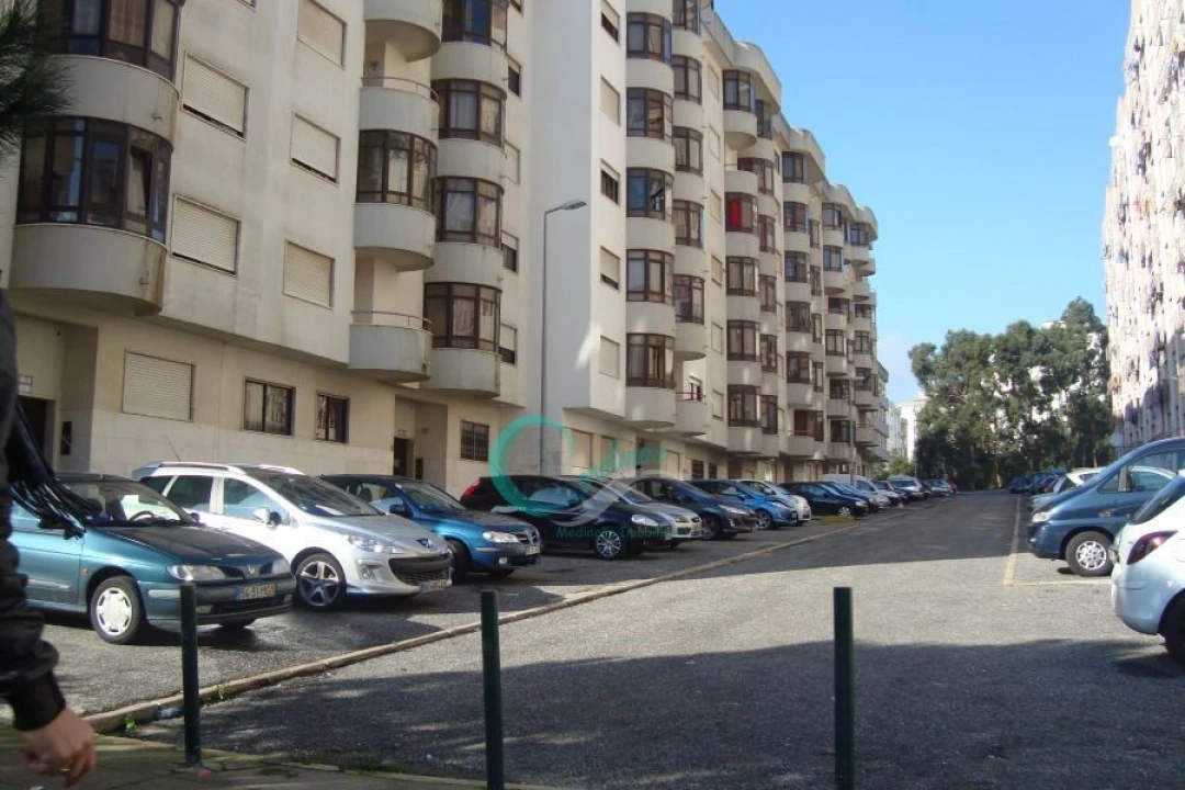Apartamento T1 para Venda em Rio de Mouro Foto 1