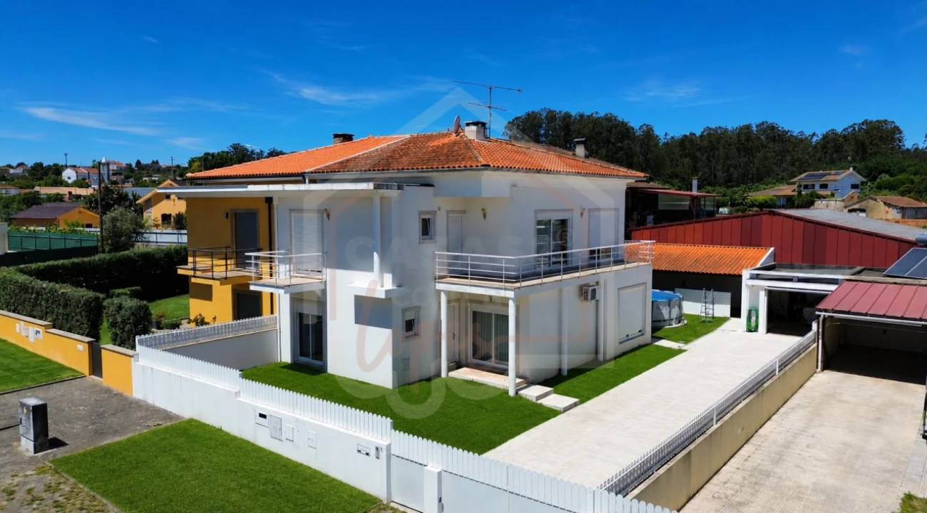 Moradia T4 para Venda em Alquerubim Foto 1