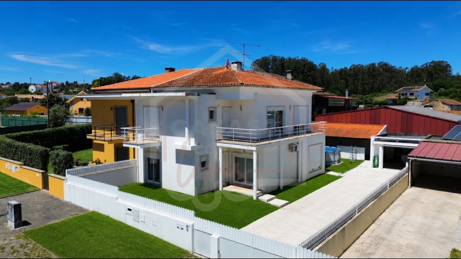 Moradia T4 para Venda em Alquerubim