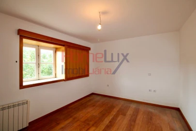 Moradia T4 para Venda em Parada de Todeia