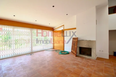 Moradia T4 para Venda em Parada de Todeia