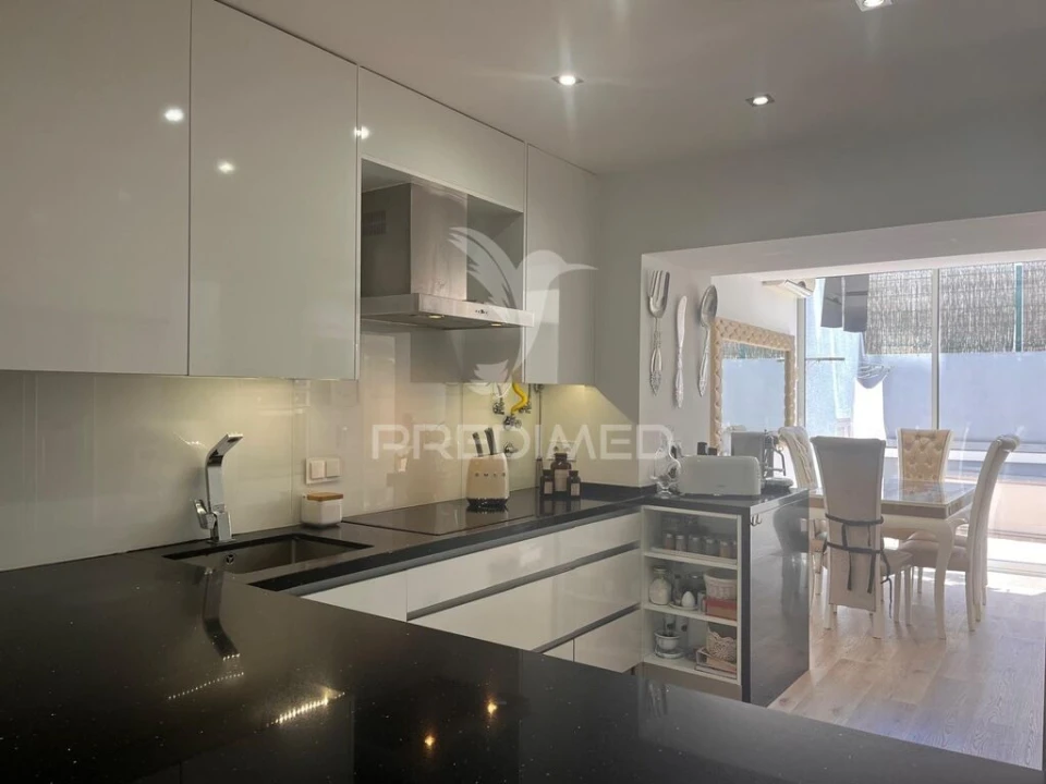 Apartamento T2 para Venda em Campolide Foto 3