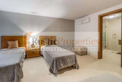Moradia T4 para Venda em Quarteira