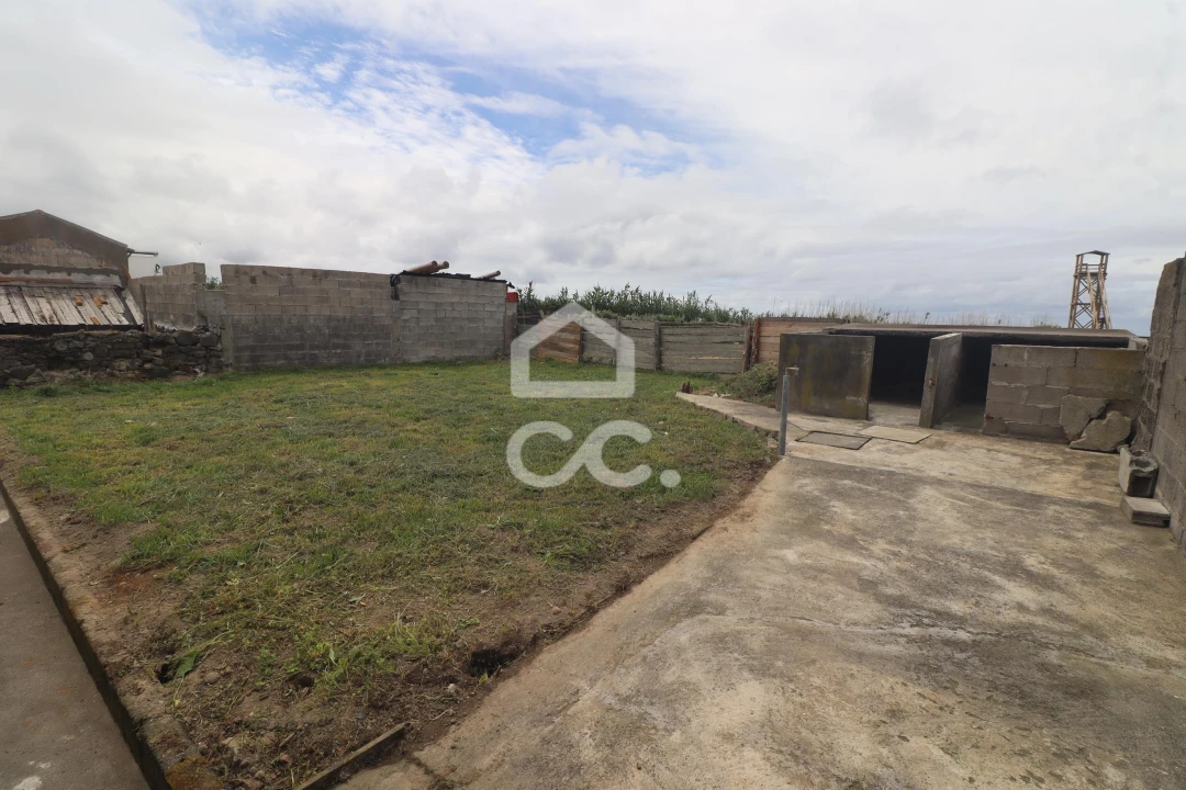 Moradia T3 para Venda em Fenais da Ajuda Foto 14