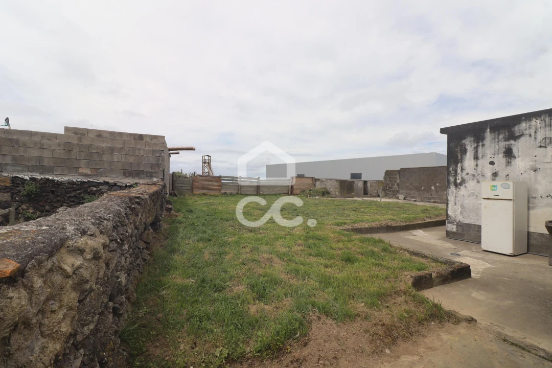 Moradia T3 para Venda em Fenais da Ajuda Foto 3