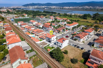Moradia T5 para Venda em Darque