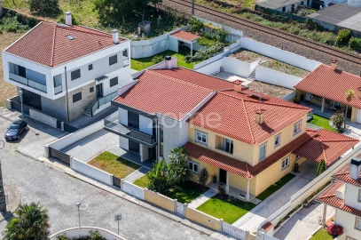 Moradia T5 para Venda em Darque
