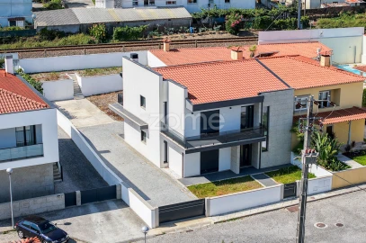 Moradia T5 para Venda em Darque