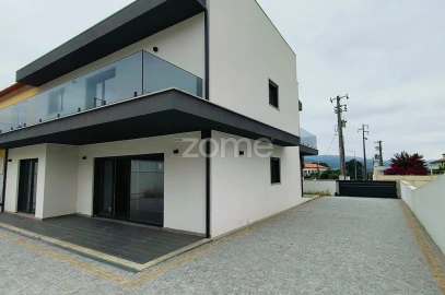Moradia T5 para Venda em Darque