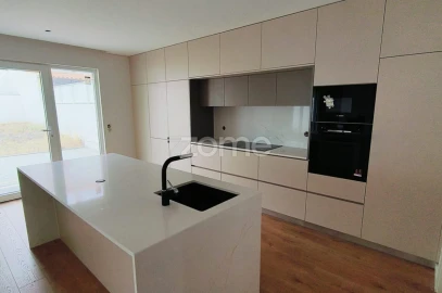 Moradia T5 para Venda em Darque