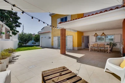 Moradia T5 para Venda em Santo Antonio da Charneca