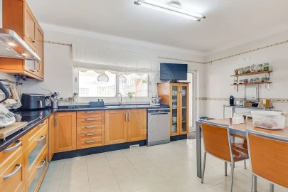 Moradia T5 para Venda em Santo Antonio da Charneca