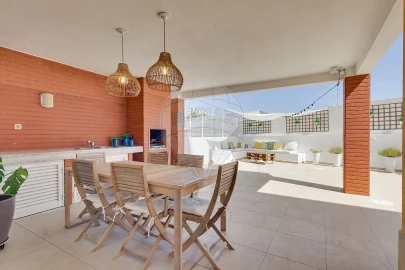 Moradia T5 para Venda em Santo Antonio da Charneca