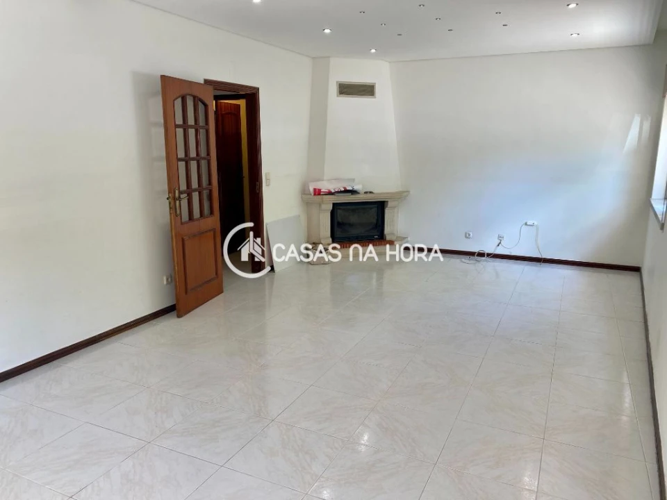 Apartamento T2 para Arrendamento em Charneca de Caparica e Sobreda Foto 1