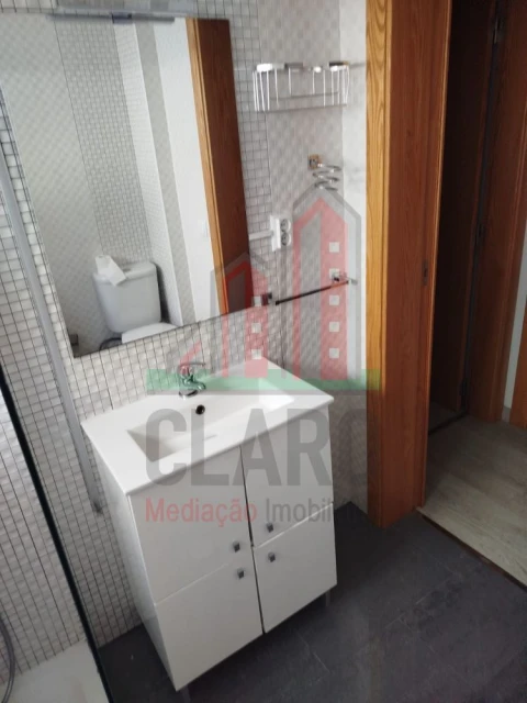 Apartamento T3 para Arrendamento em Santo Antonio dos Olivais