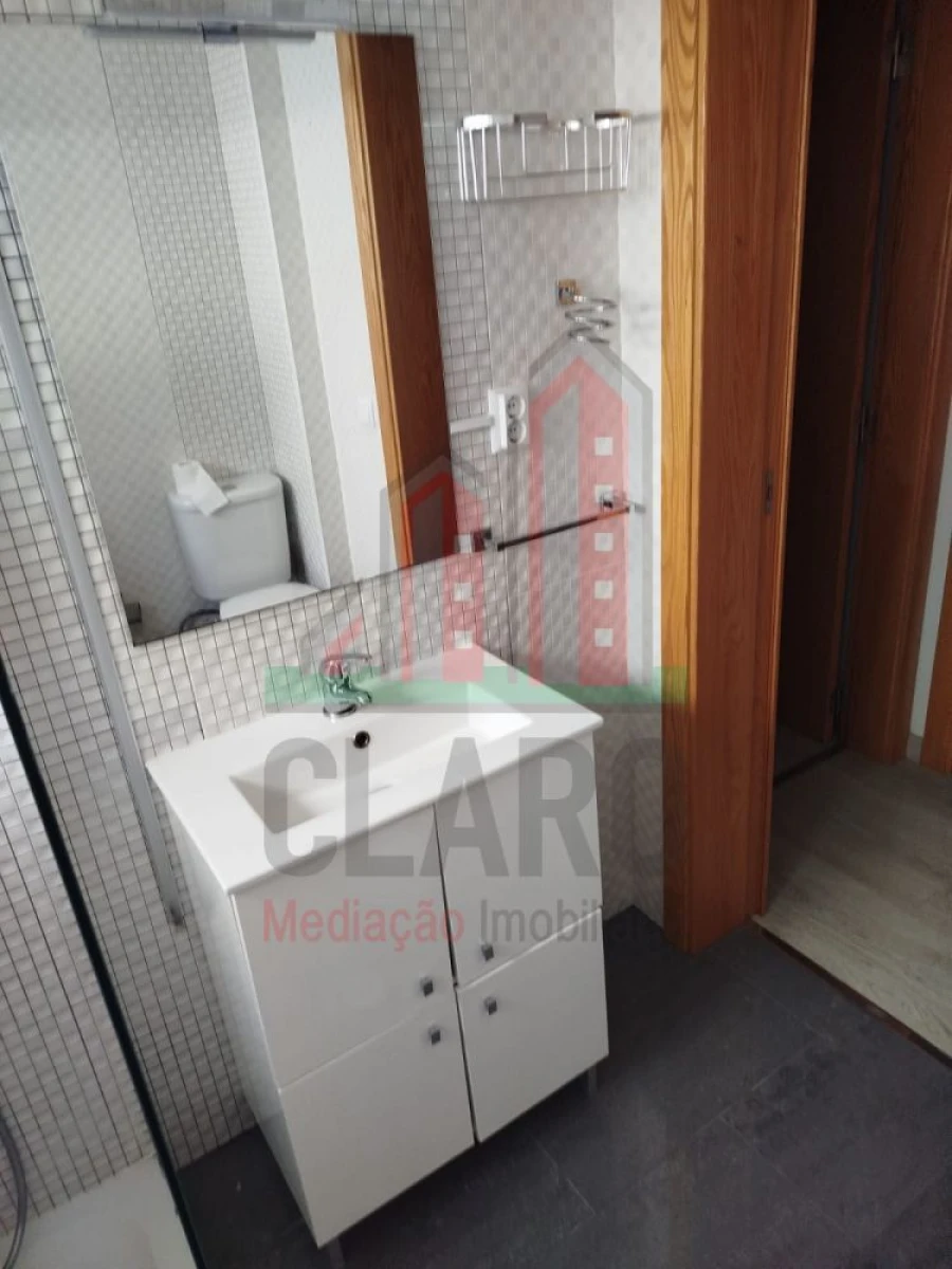 Apartamento T3 para Arrendamento em Santo Antonio dos Olivais Foto 12