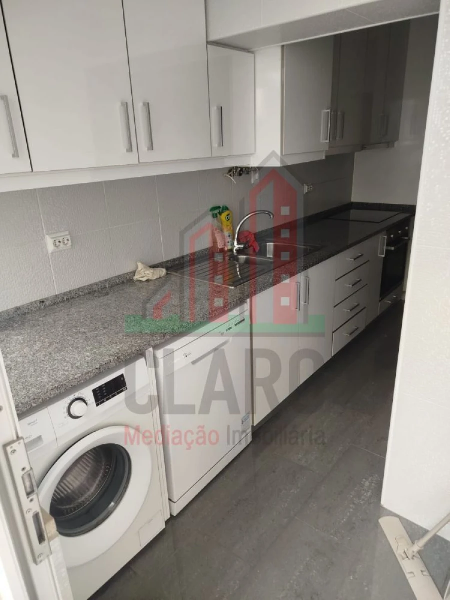 Apartamento T3 para Arrendamento em Santo Antonio dos Olivais Foto 2