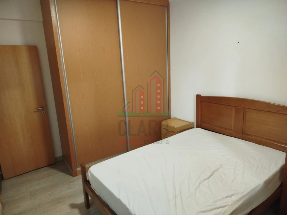 Apartamento T3 para Arrendamento em Santo Antonio dos Olivais Foto 10