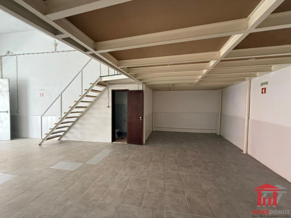 Loja para Arrendamento em Santa Clara Foto 2