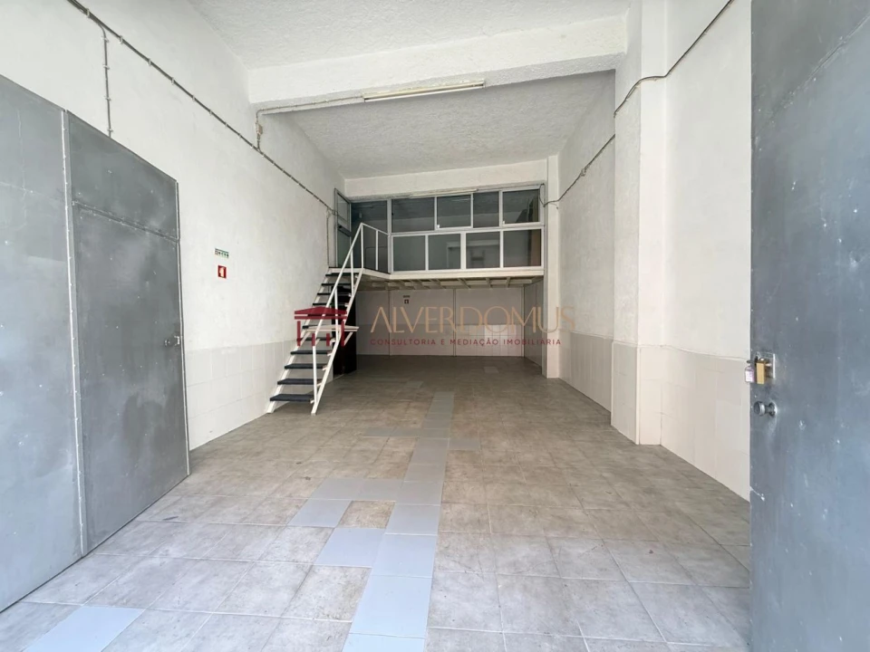 Loja para Arrendamento em Santa Clara Foto 1