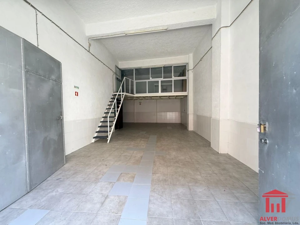 Loja para Arrendamento em Santa Clara Foto 1